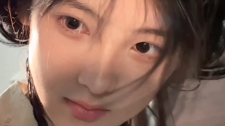 Tersembunyi di balik tirai, tak seorang pun tahu.