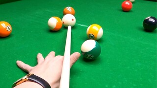 Dùng tay phát bóng à?