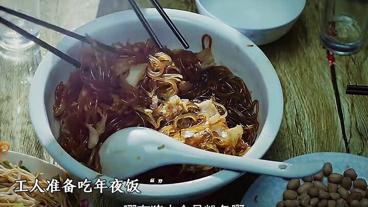 Makan malam Tahun Baru Imlek tanpa daging babi dalam rebusan bihun udang pasti kurang lengkap!