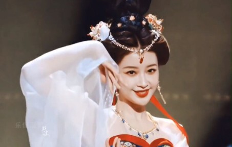 Begitu muncul, dia yang sama sekali tak punya dasar tari langsung memukau penonton—bahkan Guru Li Yu