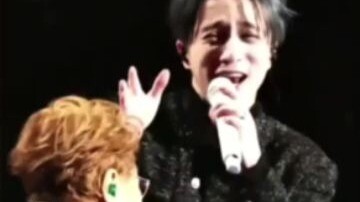 Han Hong and Xue Zhiqian duet: one sings at a leisurely pace, the other rushes to keep up. Teacher H