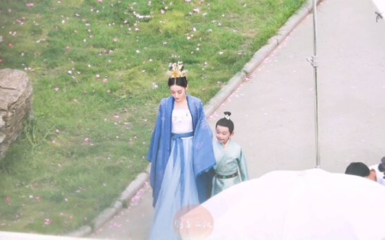 龚俊  迪丽热巴 《安乐传》最新拍摄，只见女主帝梓元身穿蓝色长裙，拉着小孩子向前走，太子韩烨身穿玄色长袍跟在后面追，好温馨