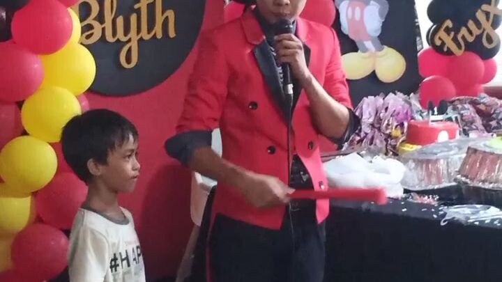 😂😂 kawawang bata pinag laro an haha saan aabot ang 20 pesos mo 😂😂