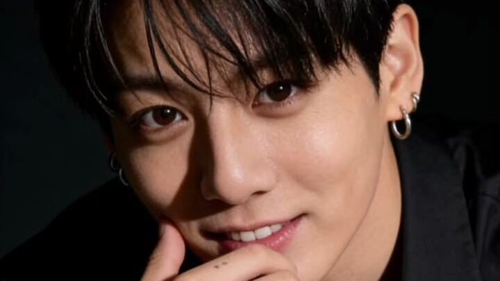 Those Eyes, That Smile… Impossible Not to Fall for the Charm ✨