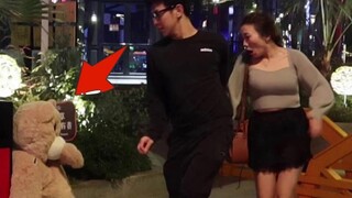 [Thử thách chơi khăm đường phố 32] Bạn gái sợ hãi ngồi bệt xuống đất. Bạn trai nói: Anh quên mang đi