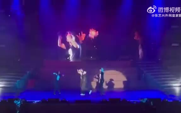 Zhang Yixing’s RAP trainee makes an appearance at the Malaysia concert, performing the new song “Uzi