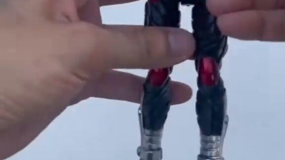 I have been playing with models for so long, but this is the first time I see a manufacturer turn th