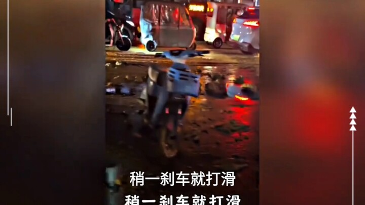 Sau trận mưa lớn, cả thành phố như được phủ một lớp áo giáp vàng 😂