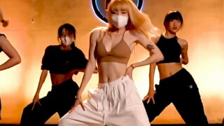 ไม่ใช่เหล็กที่สร้างขึ้น แต่เป็นท่าเต้นของ Nanan ในเพลง “Oh My Gawd”