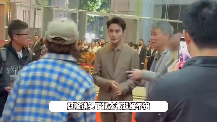 Wang Kai made a striking appearance at the Golden Tree Awards, looking every bit the part, as he add