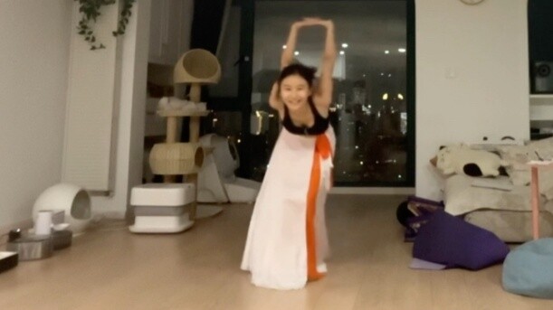 After dancing a lot of Kpop, I can improvise Chinese dance like this