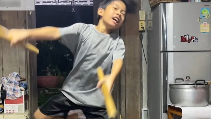 A 10-year-old Thai Chinese boy performs an English song dance, and his domineering power blows acros