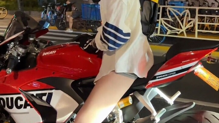 «عشرات السيارات تلصق بك» #راكبة_دراجة #دوكاتي_V2 #أعلى_مستويات_الثقة_الاجتماعية #مضحك