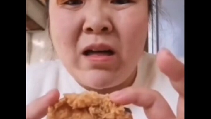 Quách Tử xem clip ăn gà viên bao nhiêu lần cũng không chán