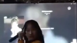 Siswa sekolah menengah tahun kedua menyanyikan dan menarikan "Solo" Jennie dengan mikrofon di Pesta 