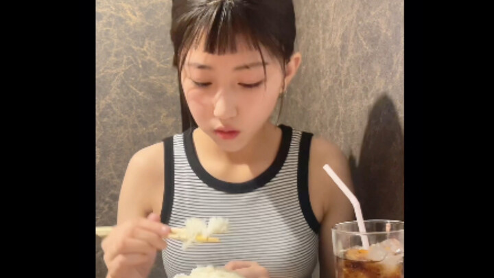 An annual income of 100,000 yen? Guess you really haven't been toughened by society yet.