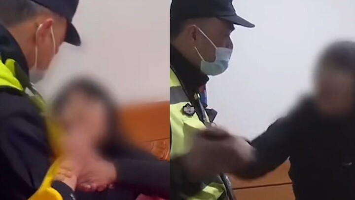 الأم تشتري طلبات وهمية دون أن تعرف أنها تعرضت للخداع، فاتصلت الابنة المحرومة بالشرطة، لكن الشرطي الذ