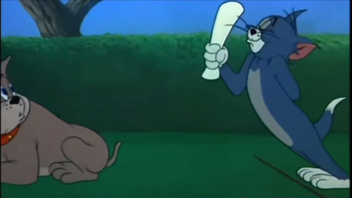 Góc nghiêng 45° của Tom