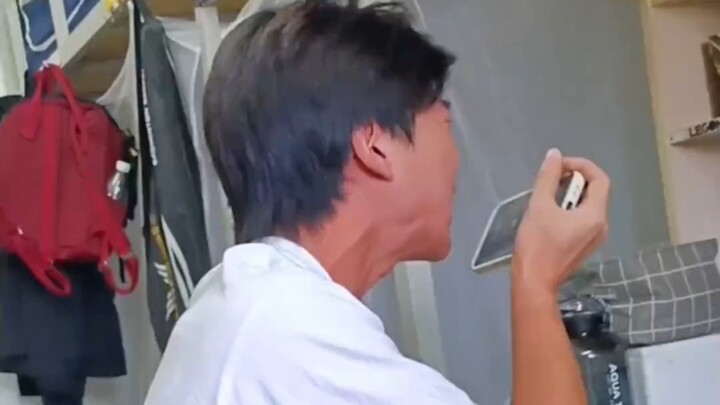 อ่านหนังสือตอนเช้าตั้งใจเกินไป หน้ากับคอแดงไปหมดเลย