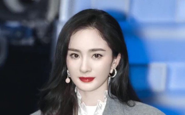 Yang Mi, penampilan di bawah cahaya matahari yang memantul ini benar‑benar keren banget.