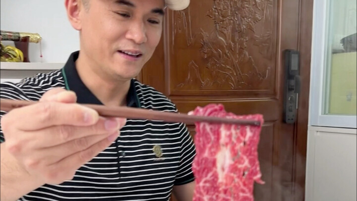 Lẩu nước dùng cháo với thịt bò 🍲 Lẩu cháo, nước cháo quyện vào miếng thịt bò khiến món ăn càng mềm m