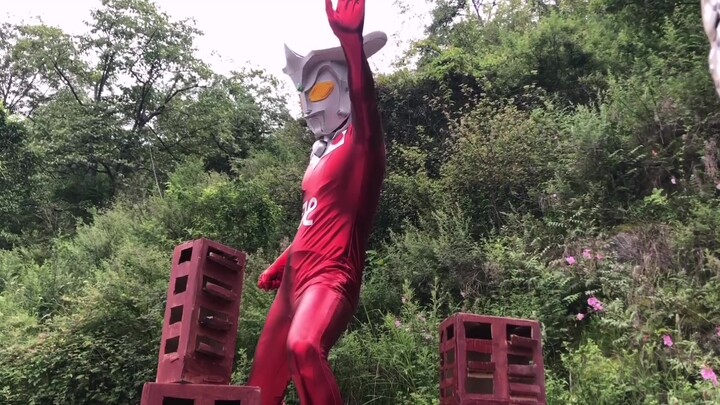 Anh chàng này đã tự tay làm bao da Ultraman Leo và chế tạo thành dòng Ultraman đặc biệt, có được khô