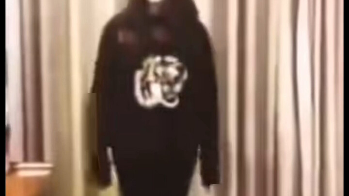 Fan lâu năm của Địch Lệ Nhiệt Ba quả thật là một tập thể vô cùng uy tín; e rằng ngay cả bản thân Nhi