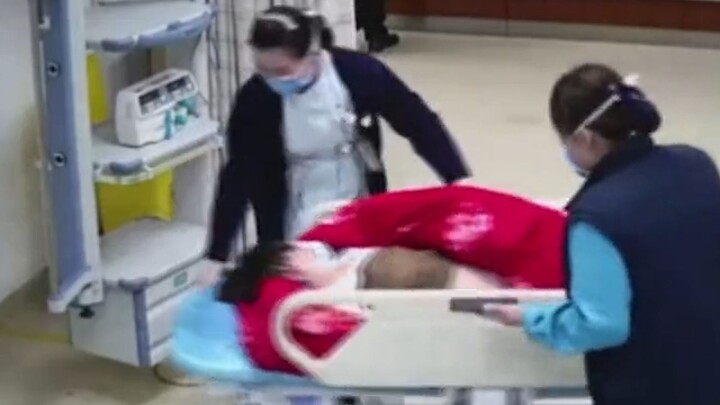 Seorang ibu yang mengasuh anak sendirian tiba-tiba mengalami hipokalemia, dalam keadaan darurat ia b