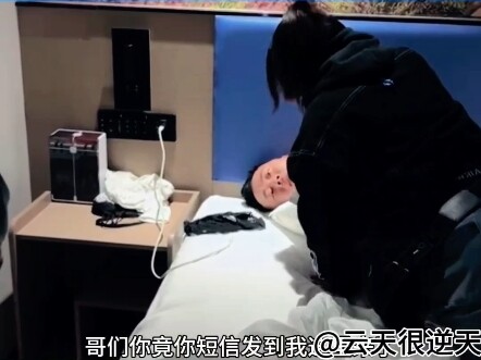 Canggung banget, aku bisa bikin tiga kamar satu ruang tamu cuma dengan mengorek! Siapa yang bisa mel