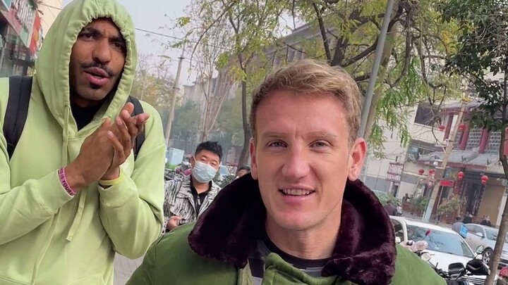 When wintering in Henan, you’ve got to sip some Hulatang—outsiders are advised to start with the “tw
