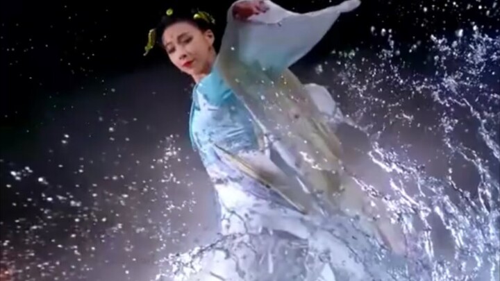 المخرج: طلبت منك ترقص رقصة تشانغ إيه نحو القمر، ما طلبت منك أن تتحول فعلاً إلى تشانغ إيه وتذهب إلى ا