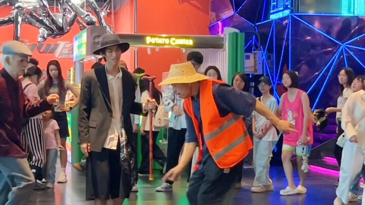 มีใครเข้าใจบ้าง? ลีลาการเต้นสุดพลิ้วของคุณลุงคนนี้ทำให้เขาขึ้นแท่นเทพไปเลย!