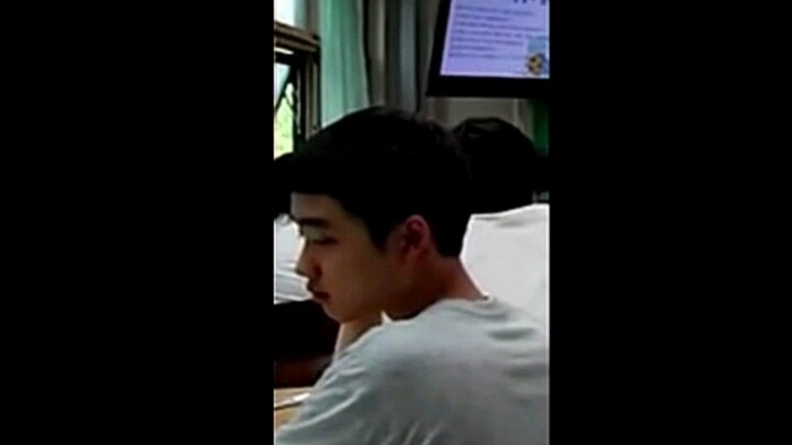 EXO ก่อนเดบิวต์: ดีโอถูกแอบถ่ายขณะเรียน, แบคฮยอนเต้นเพลงสวิตช์