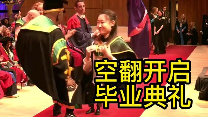 在英国空翻开启毕业典礼