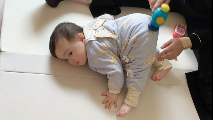 The massage feels so good that she keeps wiggling her little butt~