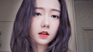 كيف يكون شعور الفصل بين الصوت والمظهر؟ فتاة متناقضة تغني بصوت مغري "Just Right" (كفر: شيويه جي)