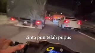 tlah ku lwt tikungan, jalan gelomng nyalip bnyk kendaraan utk jd yg trdpn,smp d dpn  jlny d ttp,😢