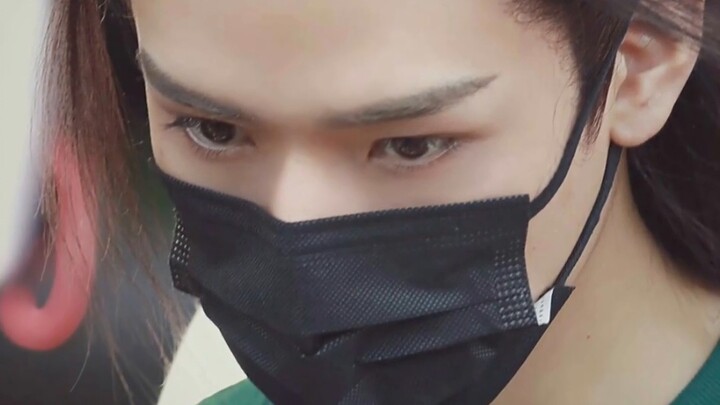 Gong Jun looks like a delicate flower when teased by Dilireba! (>3<)