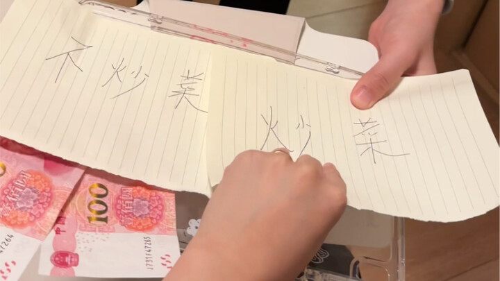 Ternyata hubungan dua perempuan juga melibatkan urusan uang…