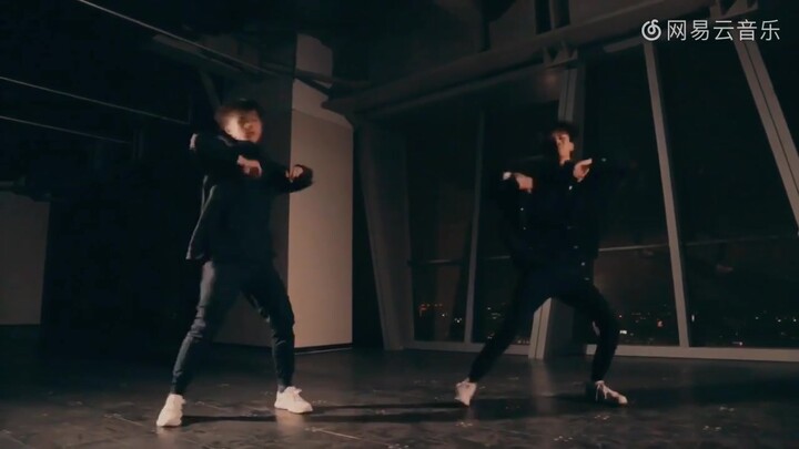 创造营-王晨艺！！绝对独家，今天刚发现的，帅炸了，跳舞的晨宝宝！你一票我一票我们晨晨要出道！