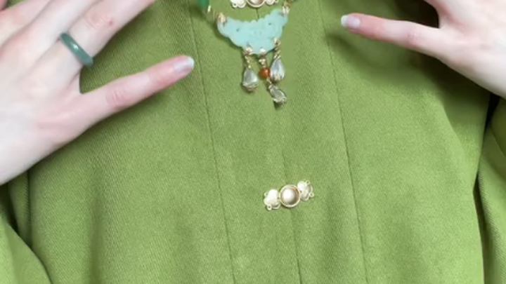 The Hanfu blogger says her Hanfu outfits somewhat resemble Lolita in the original video.