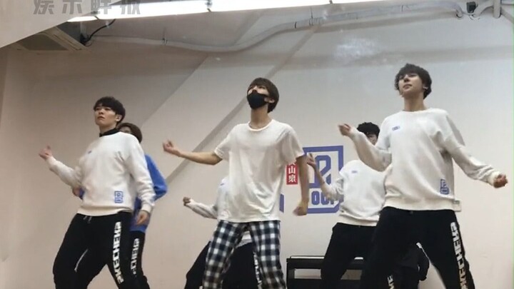 #Đang ngủ dậy thấy Ouyan rồi, điện thoại của các bạn còn bao nhiêu hàng tồn kho nữa? Đem ra hết đi!