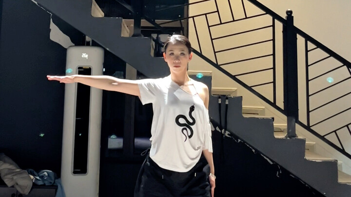 要增强舞感  一定要练练手臂和身体的连接