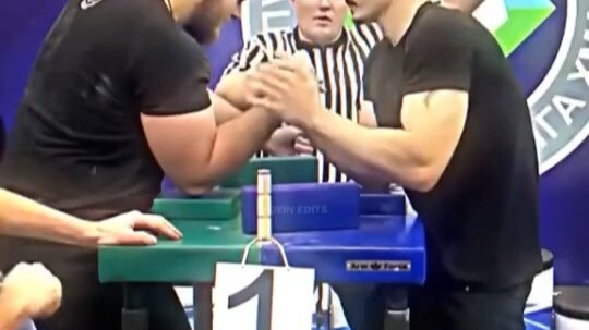 مع بعض التواء في المعصم