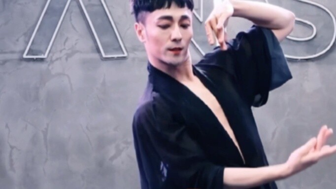 【Bai Xiaobai】เรียนรู้ท่าเต้นสไตล์จีนที่เรียบง่ายและสวยงามในเพลง "If the Moon Does't Come"