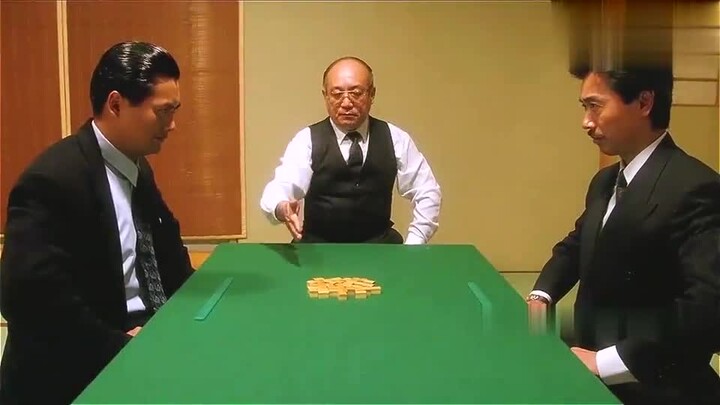 Saya kira Chow Yun Fat hanya bisa bermain poker, tetapi siapa sangka dia juga bisa bermain mahjong. 