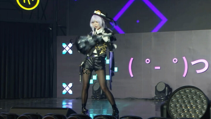 Short legs still couldn’t fool the official camera
