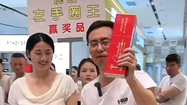 Các mỹ nữ đều đến để học bài với vua hội nhóm tay trái.