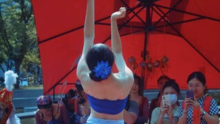 Performing in front of the university cafeteria to celebrate National Day, dancing to "South of the 