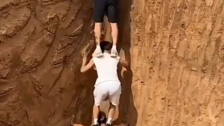 Three men took on the challenge of climbing out of a 4.5-meter-deep pit, perfectly showcasing the ch